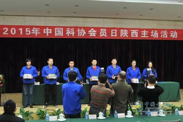 與會(huì)領(lǐng)導(dǎo)為科技工作者代表贈(zèng)書