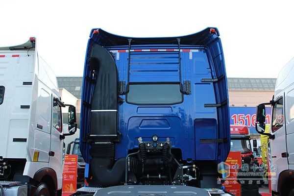 中國(guó)重汽HOWO-T7H 540馬力 6X4牽引車（八氣囊）