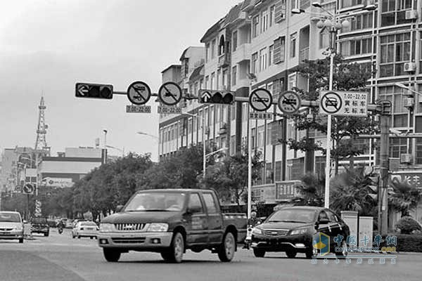 市交警部門在城區(qū)各大路口安裝了黃標車限行交通標志