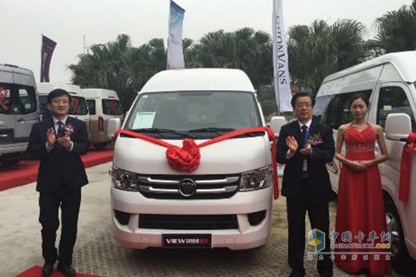 福田汽車集團副總裁、輕型商用車事業(yè)本部常務(wù)副本部長趙厚柱和福田汽車集團輕型商用車事業(yè)本部執(zhí)行副本部長、商務(wù)汽車銷售公司經(jīng)理潘林波為福田風(fēng)景G7長軸高頂新品揭幕