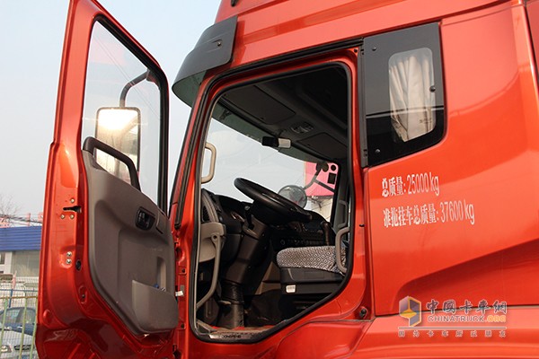 東風(fēng)天龍 375馬力 6X2牽引車