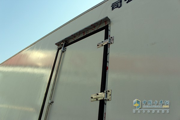 東風(fēng)天錦 160馬力 4X2廂式冷藏車