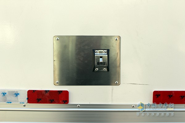 東風(fēng)天錦 160馬力 4X2廂式冷藏車