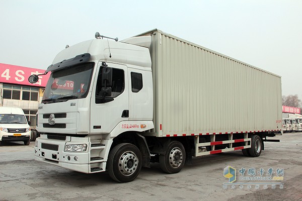 東風(fēng)柳汽 乘龍 245馬力6x2 9.6m廂式載貨車