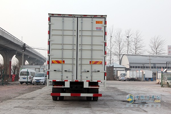 東風(fēng)柳汽 乘龍 245馬力6x2 9.6m廂式載貨車