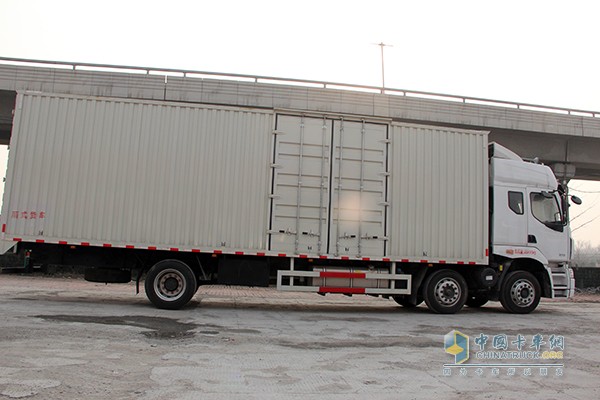 東風(fēng)柳汽 乘龍 245馬力6x2 9.6m廂式載貨車