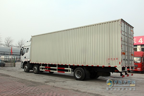 東風(fēng)柳汽 乘龍 245馬力6x2 9.6m廂式載貨車