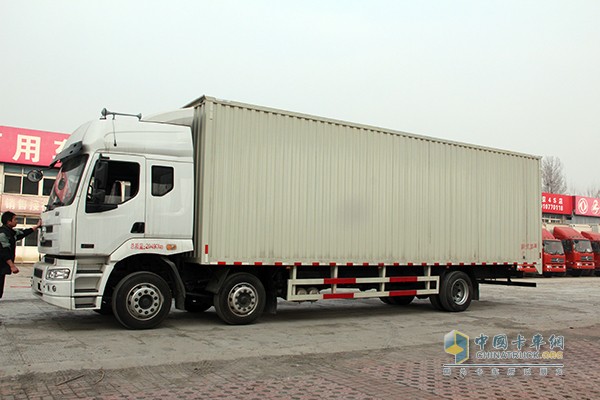 東風(fēng)柳汽 乘龍 245馬力6x2 9.6m廂式載貨車