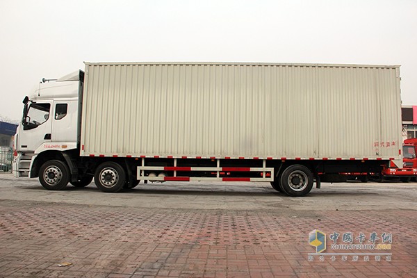 東風(fēng)柳汽 乘龍 245馬力6x2 9.6m廂式載貨車