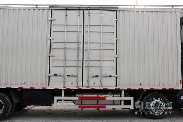 東風(fēng)柳汽 乘龍 245馬力6x2 9.6m廂式載貨車