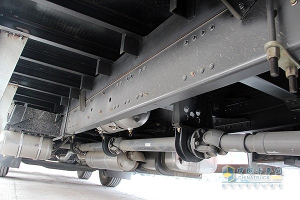 東風(fēng)柳汽 乘龍 245馬力6x2 9.6m廂式載貨車