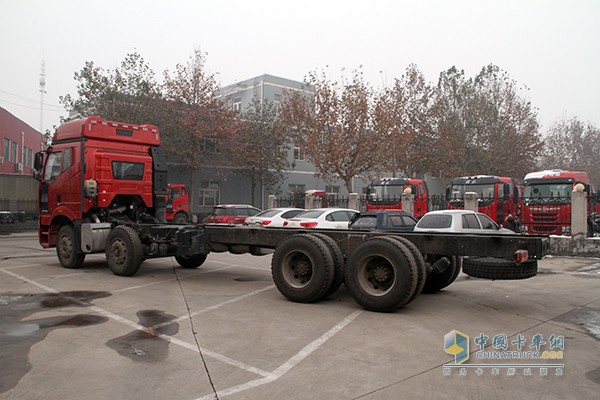 一汽解放 J6P 350馬力 8X4載貨車(chē)底盤(pán)