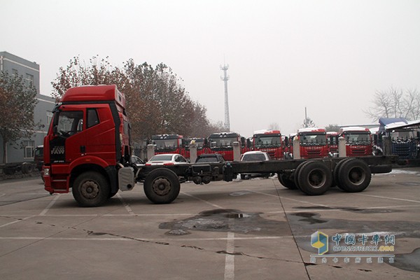 一汽解放 J6P 350馬力 8X4載貨車(chē)底盤(pán)