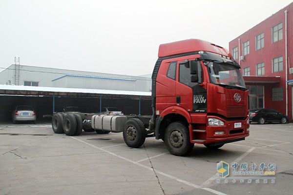 一汽解放 J6P 350馬力 8X4載貨車(chē)底盤(pán)