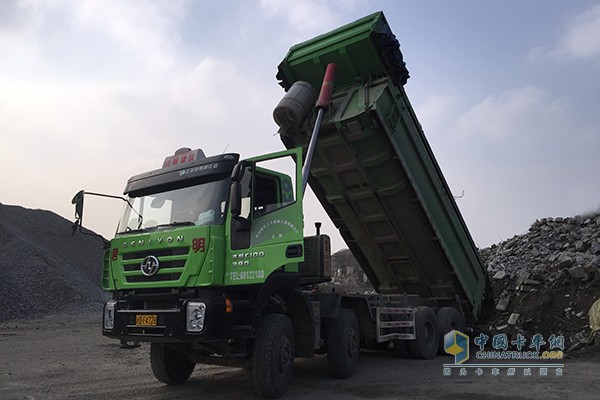 上汽依維柯紅巖杰獅C100 390馬力8X4智能渣土車(chē)