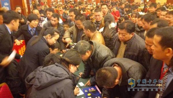 用戶將訂車區(qū)圍得水泄不通
