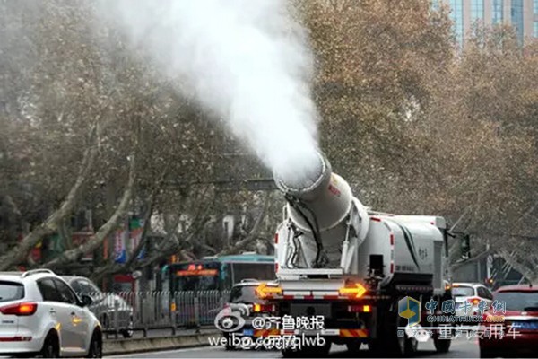 尾部多了一個(gè)“炮筒”，平推噴霧60米，高空降塵效果佳!
