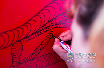 華麗的轉(zhuǎn)身——卡車變?yōu)橐苿?dòng)藝術(shù)畫廊