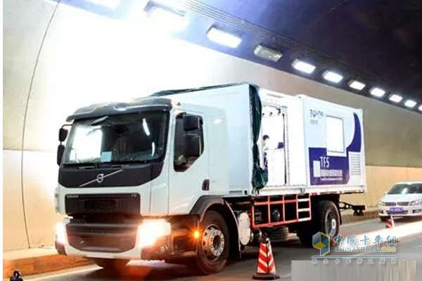國內(nèi)首臺(tái)隧道快速檢測車