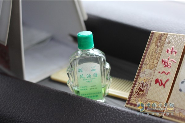 中控臺上放置的風油精、香煙和梳子