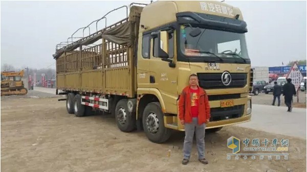 黃師傅和陜汽康明斯載貨車(chē)