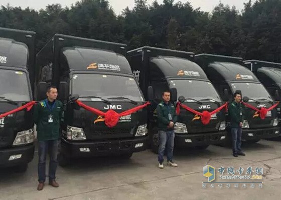 江鈴凱銳800輕型卡車(chē)交車(chē)現(xiàn)場(chǎng)