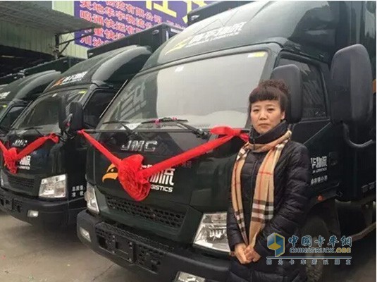 鴻華物流總經(jīng)理黃家玲與城市配送物流運(yùn)輸車(chē)合影留念