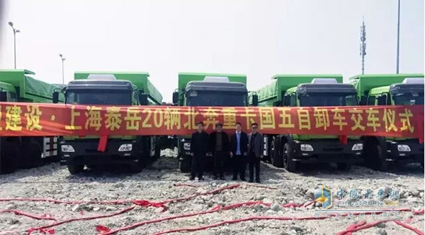 北奔重卡國五標(biāo)準(zhǔn)交車儀式現(xiàn)場(chǎng)