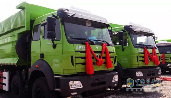 北奔重卡國五標(biāo)準(zhǔn)交車儀式活動(dòng)現(xiàn)場(chǎng)