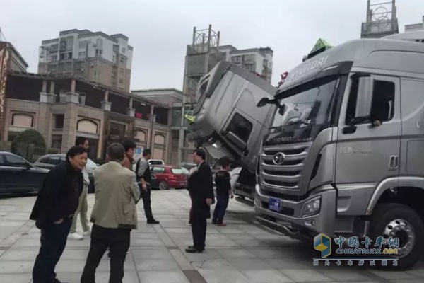 四川現(xiàn)代創(chuàng)虎重卡?；愤\(yùn)輸車