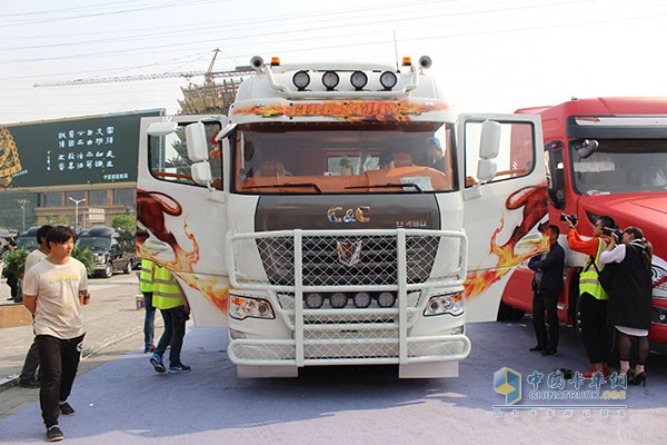 顏值擔當聯合卡車“火麒麟”