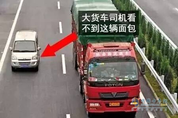 不要長時(shí)間在卡車右邊行駛，也不要在右側(cè)超車