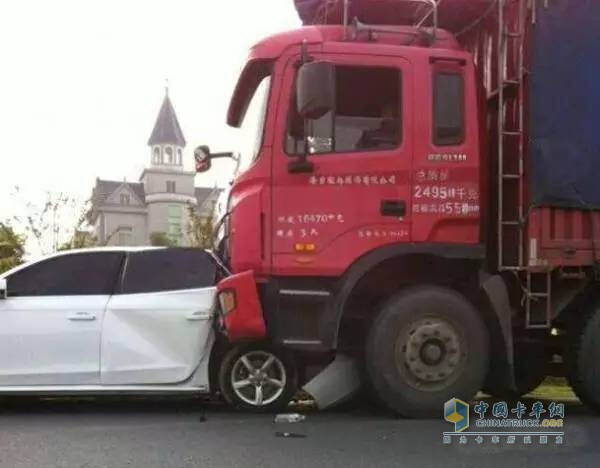 不要尾隨卡車，也不擋在大車的正前方