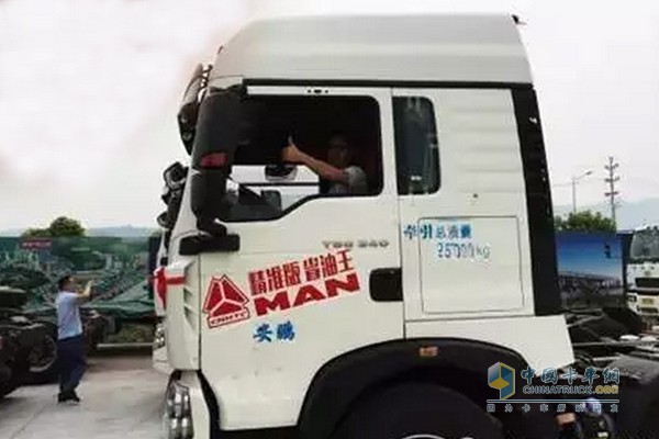 中國(guó)重汽T5G 6×2牽引車(chē)