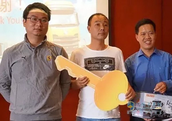 搭載東風(fēng)康明斯ISZ13發(fā)動(dòng)機(jī)的乘龍H7絞車(chē)儀式