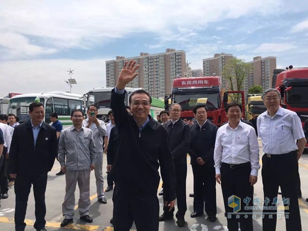 李克強總理在東風汽車董事長竺延風和東風商用車總經理黃剛陪同下視察