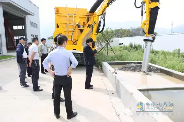 非破壞挖掘抽吸車正在抽吸水泥