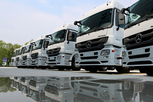 奔馳Actros 2648 6×2卡車榮耀亮相 暨利星行商用車?yán)ド娇偛块_(kāi)業(yè)