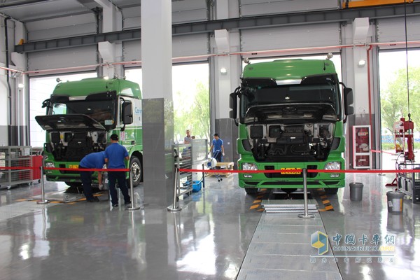 奔馳Actros 2648 6×2卡車(chē)榮耀亮相 暨利星行商用車(chē)?yán)ド娇偛块_(kāi)業(yè)