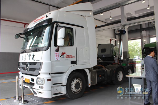 奔馳Actros 2648 6×2卡車(chē)榮耀亮相 暨利星行商用車(chē)?yán)ド娇偛块_(kāi)業(yè)