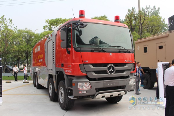 奔馳Actros 2648 6×2卡車(chē)榮耀亮相 暨利星行商用車(chē)?yán)ド娇偛块_(kāi)業(yè)