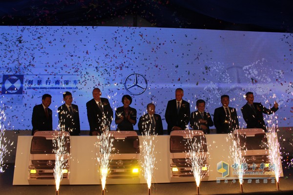 奔馳Actros 2648 6×2卡車(chē)榮耀亮相 暨利星行商用車(chē)?yán)ド娇偛块_(kāi)業(yè)