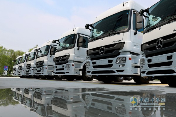 奔馳Actros 2648 6×2卡車(chē)榮耀亮相 暨利星行商用車(chē)?yán)ド娇偛块_(kāi)業(yè)