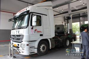 奔馳Actros 2648 6×2卡車(chē)榮耀亮相 暨利星行商用車(chē)?yán)ド娇偛块_(kāi)業(yè)