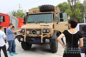 奔馳Actros 2648 6×2卡車(chē)榮耀亮相 暨利星行商用車(chē)?yán)ド娇偛块_(kāi)業(yè)