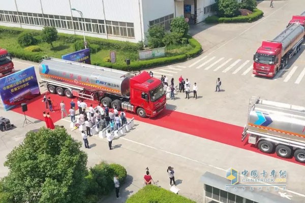 徐工漢風(fēng)430馬力?；愤\(yùn)輸車交車儀式