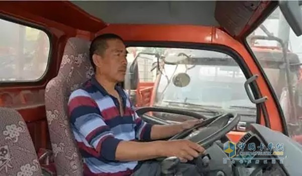 杜師傅正在駕駛搭載云內(nèi)YN38CRD1發(fā)動機的東風(fēng)福瑞