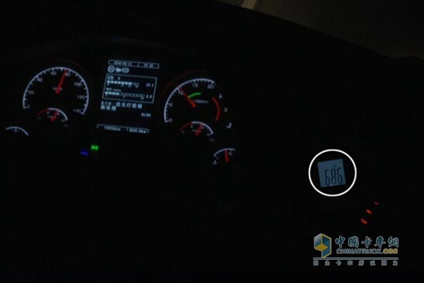 時(shí)速80KM/h，發(fā)動(dòng)機(jī)轉(zhuǎn)速僅為1050rpm
