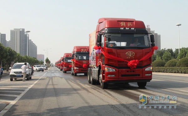 搭載著錫柴奧威11L發(fā)動機(jī)的解放J6P車隊