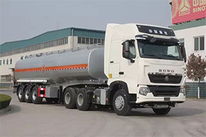 中國重汽新品三軸半掛運油車